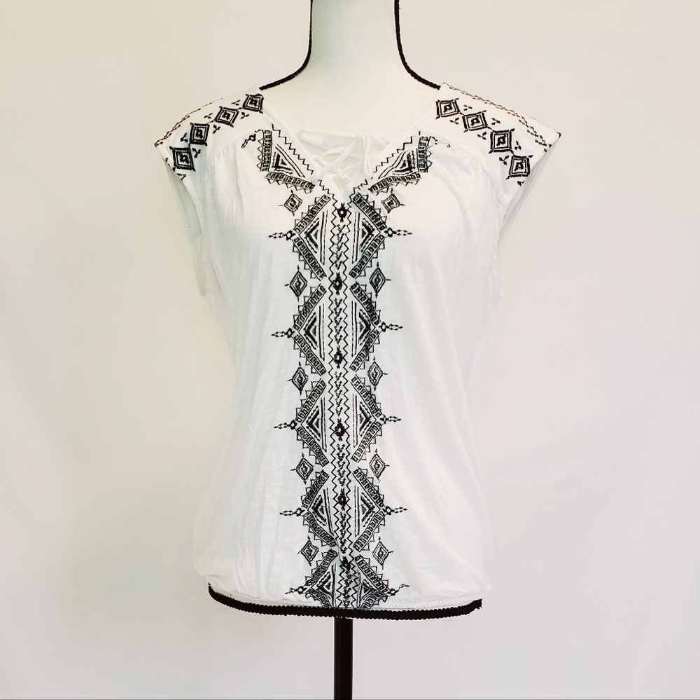 Cato Embroidered Cage Front V-Neck Sleeveless Top - Picture 2 of 6